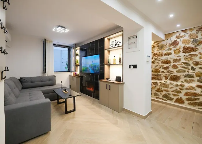 Panos City Apartment - Private Parking For Motorcycles